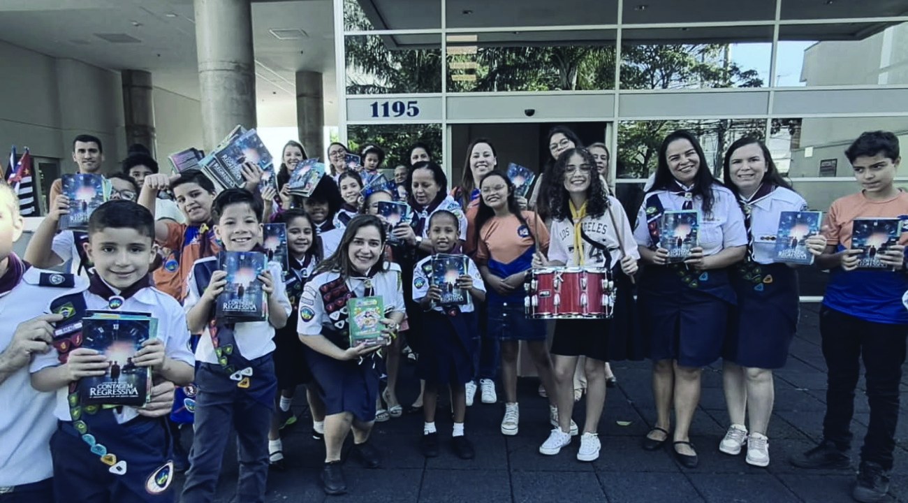 Crianças do Clube K2 Kids uniformizadas em frente à igreja